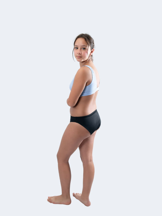 Culotte de bain menstruelle ado conçu pour les règles, offrant une protection fiable et invisible lors de la baignade. Parfait pour les jeunes filles dès les premières menstruations. »